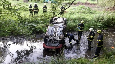 AKTUÁLNĚ: Automobil skončil v potoce, hasiči vozidlo vyprošťují