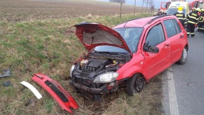 Auto skončilo u Ronova nad Doubravou ve škarpě. Přitom došlo ke zranění osoby