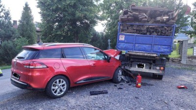 Auto se u obce Červený potok se předkem zabořilo do zadní části nákladního auta