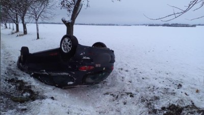 Foto: Auto na střeše, cisterna se srazila s osobním autem, zapadlé vozy, požáry komínů i asistence u pacientů. Tato sobota je pro hasiče náročná