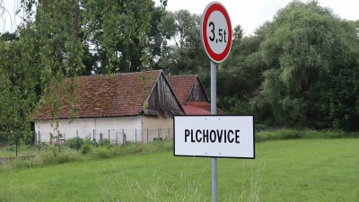 Malá obec Plchovice se má nyní starat o protipovodňovou zeď, ale nemá na to finance, bude toto dílo chátrat?