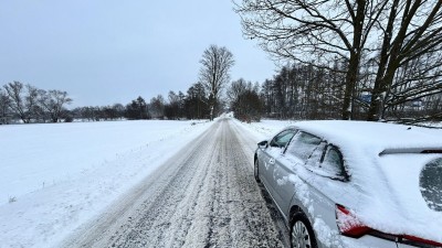 Nejen sníh, ledovka ale i velká voda letos v zimě zaměstnává silničáře. Kraj tak letos čekají rekordní investice do silnic