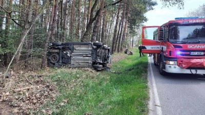 AKTUÁLNĚ: Žena vezla miminko, s autem se v lese převrátila