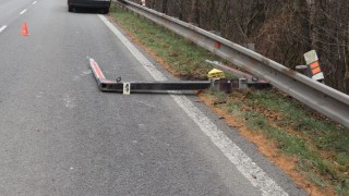 Řidiči upadla kovová klanice. Na to doplatili další řidiči, kterým překážka na silnici poničila kola