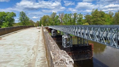 Starý most v Řečanech nad Labem půjde k zemi, nahradí ho nový. Více než sedm stovek tun těžkou konstrukci vyrobí v Polsku