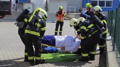 Cvičný zásah v továrně sifonové bombičky. Hasiči pomáhali po fingovaném úniku rajského plynu