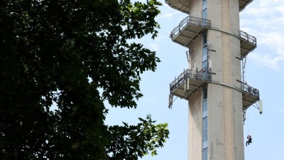 Jako pavoučci od stropu se slaňovali hasiči v Pardubicích z telekomunikační věže