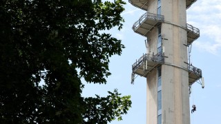Jako pavoučci od stropu se slaňovali hasiči v Pardubicích z telekomunikační věže