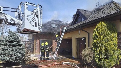 AKTUÁLNĚ: Rodině začal hořet na Velikonoce rodinný dům, zasahuje šest jednotek hasičů