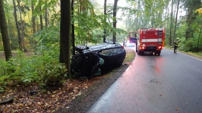 U Dolního Babákova vylétl vůz ze silnice a zůstal převrácený na boku, řidič utrpěl zranění