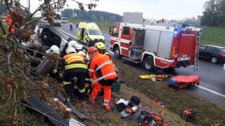 Obrazem: Auto vystřelilo ze silnice, narazilo do stromu a sklouzlo do příkopu, řidič byl v autě zaklíněný