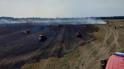 U Starého Hradiště hořelo pole s balíky slámy, zasahovalo tam šest jednotek hasičů