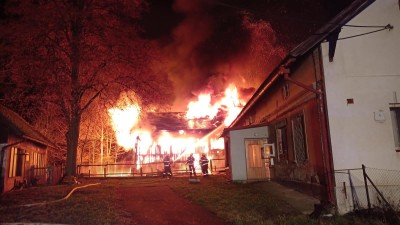 Plameny spolykaly majetek za nejméně tři miliony korun, dům hasiči zachránili