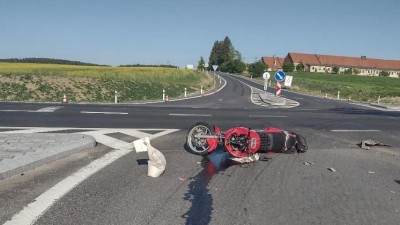 Srážka smetla motorku k zemi, osobní auto se zastavilo o strom. Jedna osoba utrpěla těžká zranění