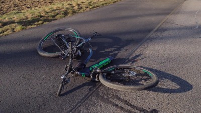 Cyklista nepřežil srážku s autem u Svitav, vrtulník se vracel prázdný