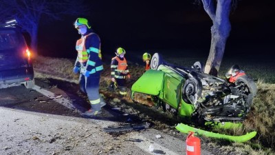 OBRAZEM: Řidič zničil vůz o strom, na místě havarovala ještě další auta