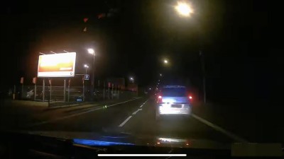 VIDEO: Řidička ujížděla po Pardubicích policii s proraženými pneumatikami, o pár hodin později se snažil policistům ujet další řidič. Oba měli důvod