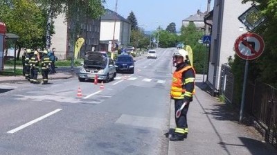 Auta se sťukla u přechodu pro chodce v Žamberku