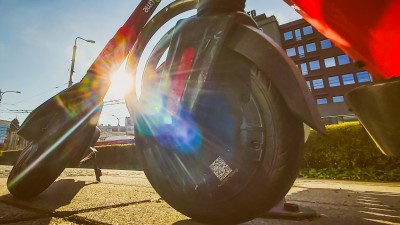 Na živelnou jízdu na elektrokoloběžkách, ale i na cyklisty si posvítí strážníci