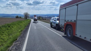 Po srážce s dopravní značkou zůstal motocyklista v bezvědomí. Do nemocnice ho transportoval vrtulník