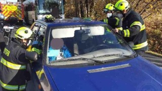 Řidič osobního auta po srážce ihned spěchal pomoci zraněnému motocyklistovi. Dítě mu mezitím zamklo auto