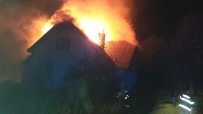 K požáru domu v Lanškrouně spěchalo v noci pět jednotek hasičů