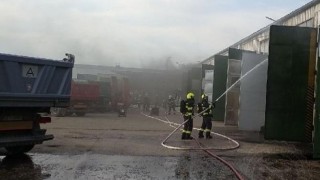 FOTO: Hasiči z Pardubic bojovali večer s požárem průmyslové haly