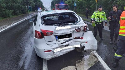 Hromadná nehoda v Pardubicích si vyžádala několik zraněných, tři lidé museli do nemocnice