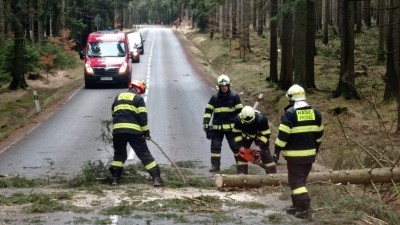 Také dnes nás až do odpoledních hodin potrápí silný vítr, přidá se i voda