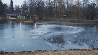 Do Matičního jezera se propadl 14letý bruslař. Led je příliš slabý