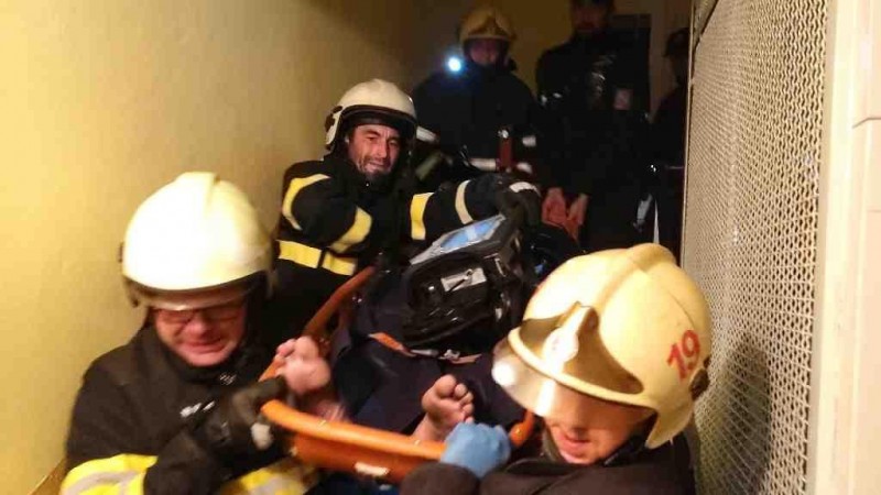 Hasiči zachraňují muže ze zakouřeného bytu. Foto: HZS Pardubického kraje