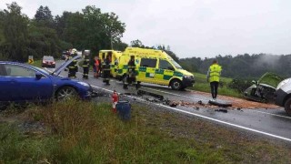 Dvě osobní vozidla zvolila stejnou dráhu jízdy, srážce se nevyhnula