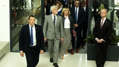 Obrazem: Prezident a první dáma v Pardubickém kraji. Kromě Pardubic navštívili také Kramářovu chatu či dělostřeleckou tvrz Bouda, došlo i na debatu s občany