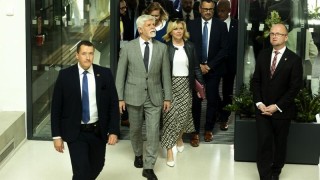 Obrazem: Prezident a první dáma v Pardubickém kraji. Kromě Pardubic navštívili také Kramářovu chatu či dělostřeleckou tvrz Bouda, došlo i na debatu s občany