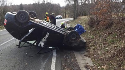 Auto se při nehodě převrátilo na střechu