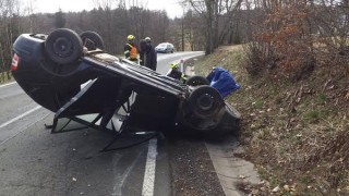 Auto se při nehodě převrátilo na střechu