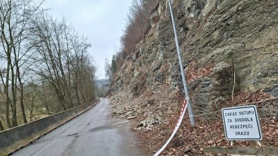 Svah se sesul na silnici, silnice u Brandýsa nad Orlicí by mohla být do konce dubna průjezdná