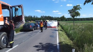 Dostala řidičák na silnější motorku. Druhý den Anetku tato vášeň zabila. Její otec si přeje, ať jí motorkáři přijedou vzdát hold