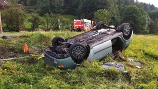 Auto skončilo na střeše, cestovala v něm žena, tři děti a pes