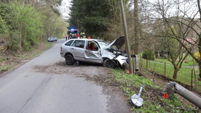 Opil&yacute; řidič skončil na louce, bez zraněn&iacute;, dal&scaron;&iacute; takov&eacute; &scaron;těst&iacute; neměl, narazil s&nbsp;autem do stromu a dvou sloupů