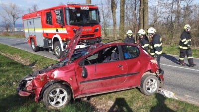 Obrazem: Auto nedojelo do cíle, řidič ho zmuchlal na silnici u obce Vanice