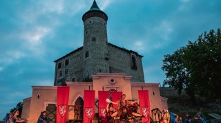 Pohled na scénu Noci na Karlštejně na Kunětické hoře, foto Jiří Sejkora