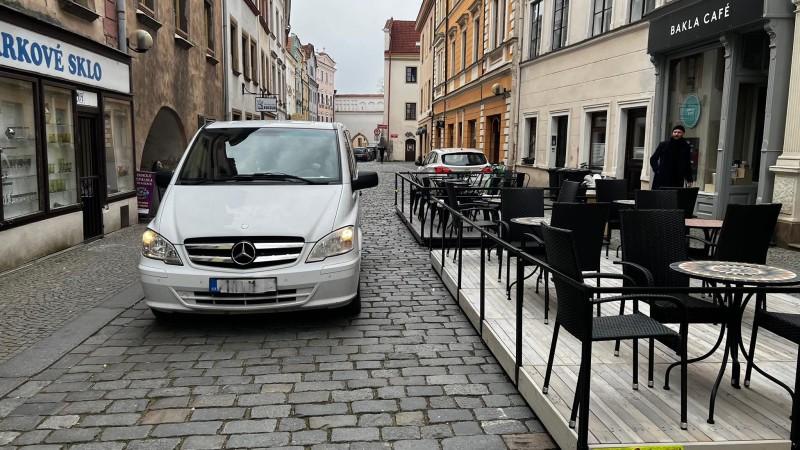 Průjezd aut v Pernštýnské ulici díky novým předzahrádkám bude dost na těsno 