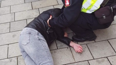 Žena ještě došla k hlídce městské policie, než ji dostihl epileptický záchvat