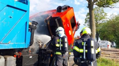 Nákladnímu vozidlu začaly z motoru šlehat plameny
