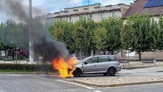 Pozor v Lázních Bohdaneč, kvůli hořícímů automobilu je zde uzavřena kruhová křižovatka