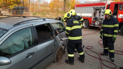 Obrazem: Vyprošťování z aut nacvičovali dobrovolní hasiči v obci Králíky