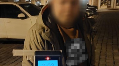 Chov&aacute;n&iacute; z&aacute;kazn&iacute;ka v&nbsp;baru museli přijet usměrňovat str&aacute;žn&iacute;ci