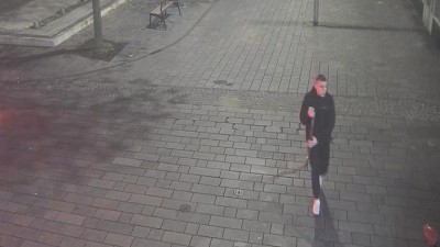 Poznáte muže na fotografii? Policie ho hledá kvůli objasnění případu napadení
