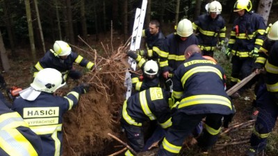 Muže zavalil tunový kořen, teď přišel hasičům poděkovat za záchranu života